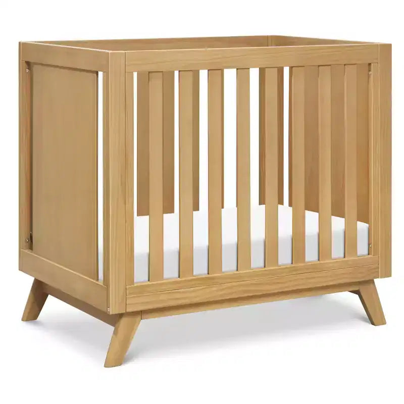 daVinci Otto 3-in-1 Convertible Mini Crib with 4 Mattress